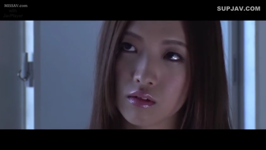 室内 · 脸部特写 · 注视 · 长发 · 失神 · 正面 · 不详