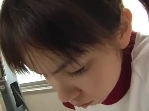 室内 · 俯身 · 脸部 · 专注 · 特写 · 白色体操服 · 凝视下方