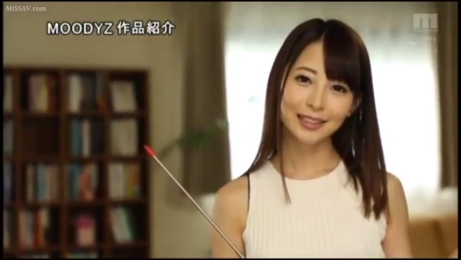 站姿 · 甜美微笑 · 室内书房 · 半身镜头 · 日本AV女优 · 无袖白色针织衫 · 介绍演示 · 伸缩教鞭