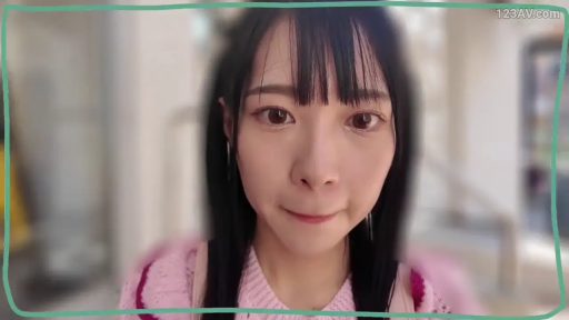 室内 · 站立 · 面部特写 · 对视 · 粉色毛衣 · 抿嘴微笑 · 相框特效