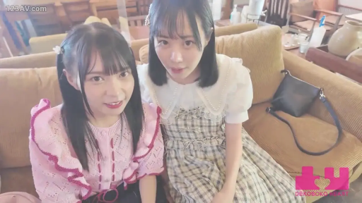 面对镜头 · 并排坐姿 · 自然微笑 · 黑色手提包 · 上半身中景 · 双人合影 · 洛丽塔风格裙装 · 室内客厅沙发