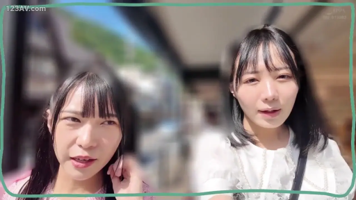 脸部特写 · 站立 · 自然 · 白色上衣 · 聊天 · 双人 · 户外街道