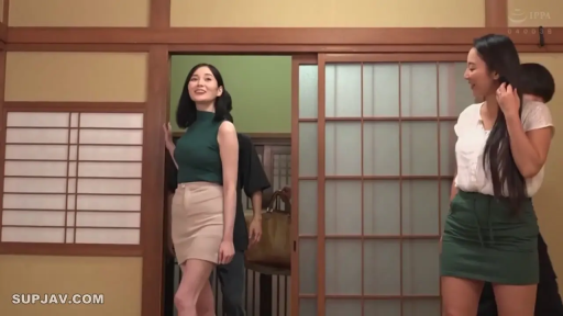 站立 · 和室 · 远景 · 紧身裙