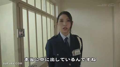 室内 · 严肃 · 站立 · 制服 · 监狱 · 侧脸 · 铁栏杆 · 看守