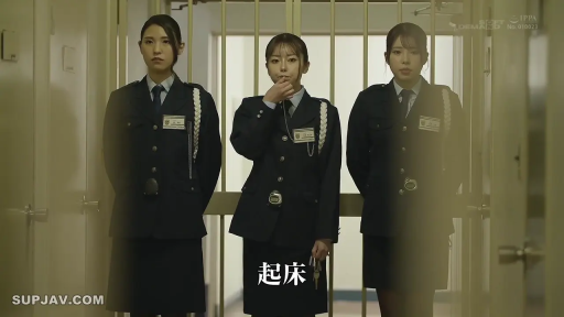 嚴肅 · 全身 · 站立 · 制服 · 監獄 · 多人 · 列队 · 钥匙