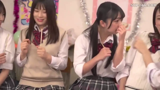 室内 · 坐姿 · 中景 · 微笑 · 聊天 · 多人 · JK制服 · 细棍