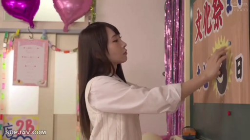 教室 · 集中 · 站姿 · 针织背心 · 装饰物 · 学園もの · 侧脸特写 · 张贴海报