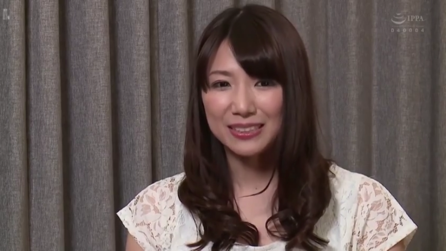 微笑 · 面对镜头 · 面部特写 · 白色蕾丝上衣 · 访谈视角 · 正坐姿势 · 室内幕布前