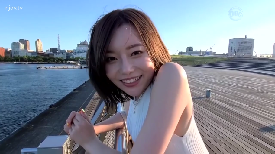 中景 · 白色无袖上衣 · 灿烂笑容 · 珍珠项链 · 对视镜头 · 海滨码头 · 依偎栏杆 · 户外城市背景