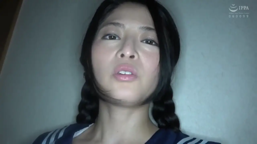 室内 · 脸部 · 站立 · 注视 · 平淡 · 水手服 · 辫子