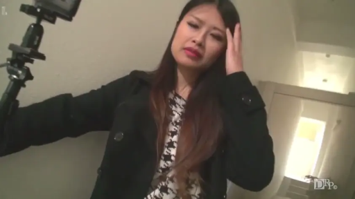 站立 · 中景 · 室内走廊 · 黑色外套