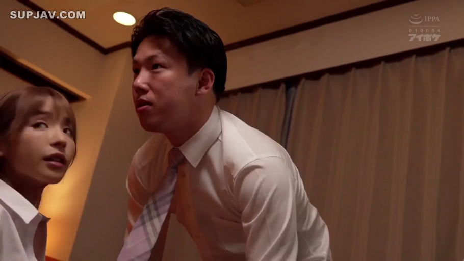 俯身 · 中景 · 衬衫 · 对视 · 酒店 · 职场 · 惊讶