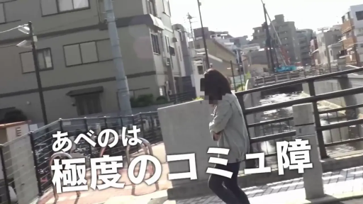 面部特写 · 正面站立 · 自然微笑 · 言语表达 · 字幕条 · 白色无袖连衣裙 · 深夜街道 · 外景拍摄