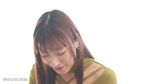 shy · Smile · 面部特写 · 白色背景 · 低头姿态 · 非裸露 · 绿色条纹镂空上衣