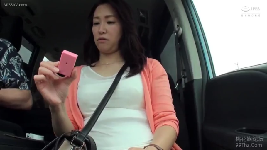 坐姿 · 中景 · 困惑 · 粉色开衫 · 车内 · 成年女性 · 观察物品 · 粉色方块