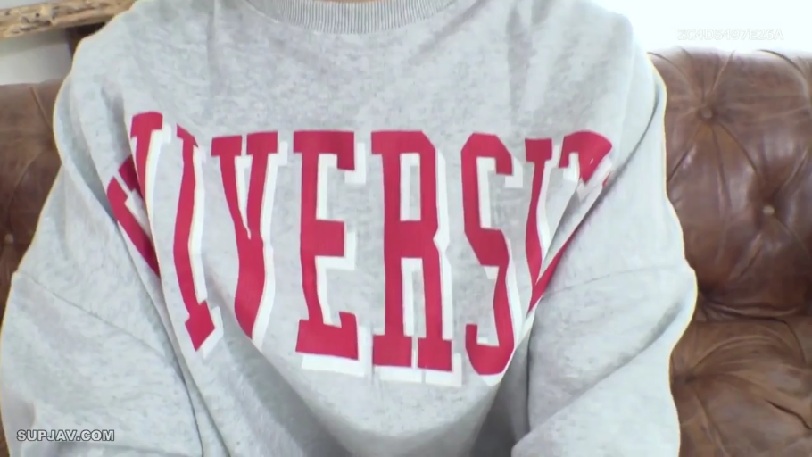 坐姿 · 客厅 · 水印 · 躯干特写 · 灰色卫衣 · 棕色皮沙发