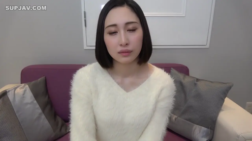 紫色沙发 · 座り姿勢 · 面部 · 憂鬱 · カメラに向かって · クッション · ショートヘア · 白色毛衣