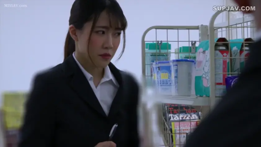 严肃 · 站立 · 半身 · 职业装 · 交流 · 便利店 · 货架