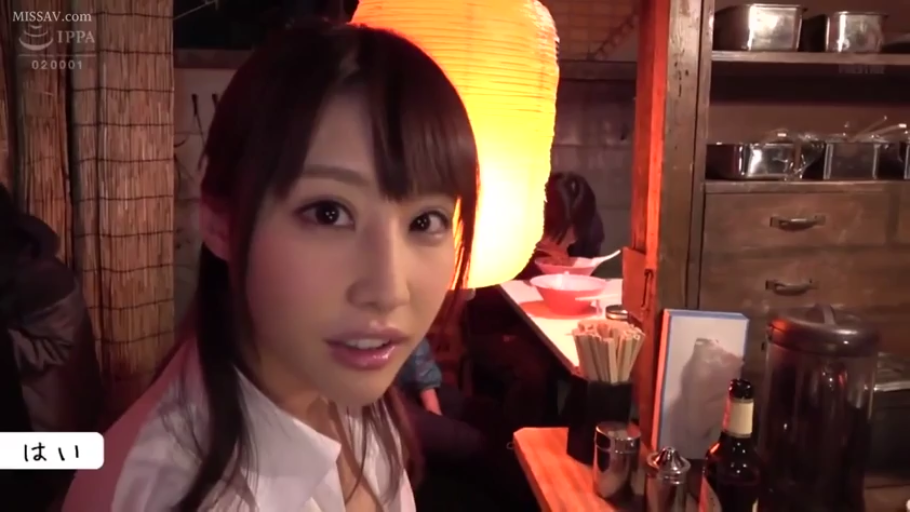 坐姿 · 脸部特写 · 白衬衫 · 自然 · 注视镜头 · 居酒屋 · 灯笼 · AV剧照