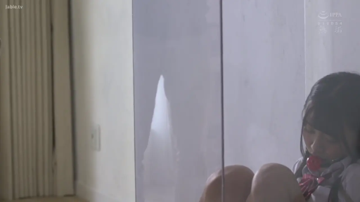 室内 · 中景 · 学生制服 · 蜷缩