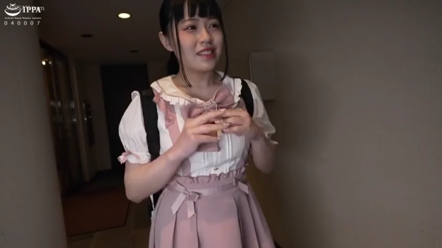 站立 · 微笑 · 半身 · 走廊 · 双肩包 · 室内拍摄 · 洛丽塔装 · 拨弄胸前