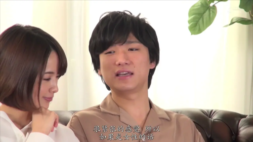 室內 · 坐姿 · 交谈 · 皮沙发 · 自然 · 半身 · 中文字幕 · 休闲服