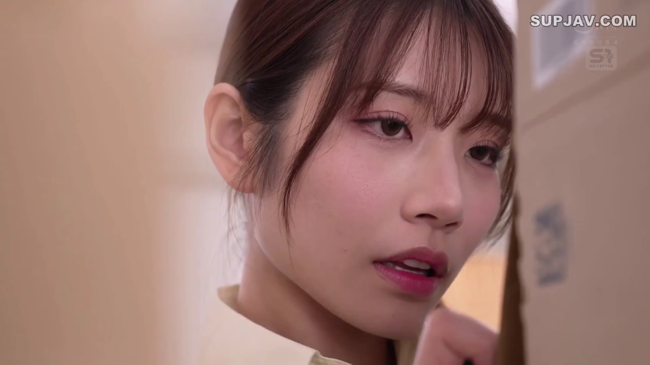 室内 · 脸部特写 · 白衬衫