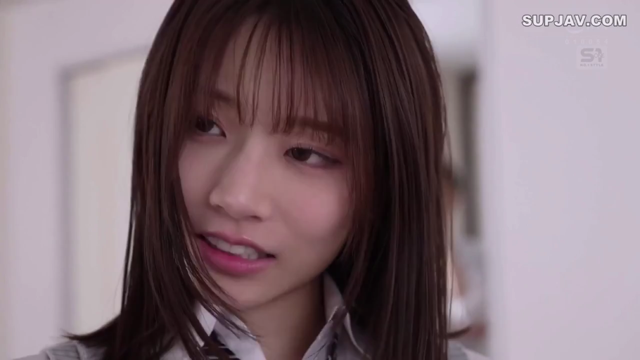 室内 · 面部 · 微笑 · 凝视 · 正面 · 学生装 · 齐刘海