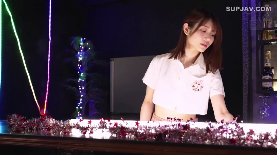 Stand · 平静 · Half-body · Stare · 酒吧 · Asian women · Bar counter · 露脐校服