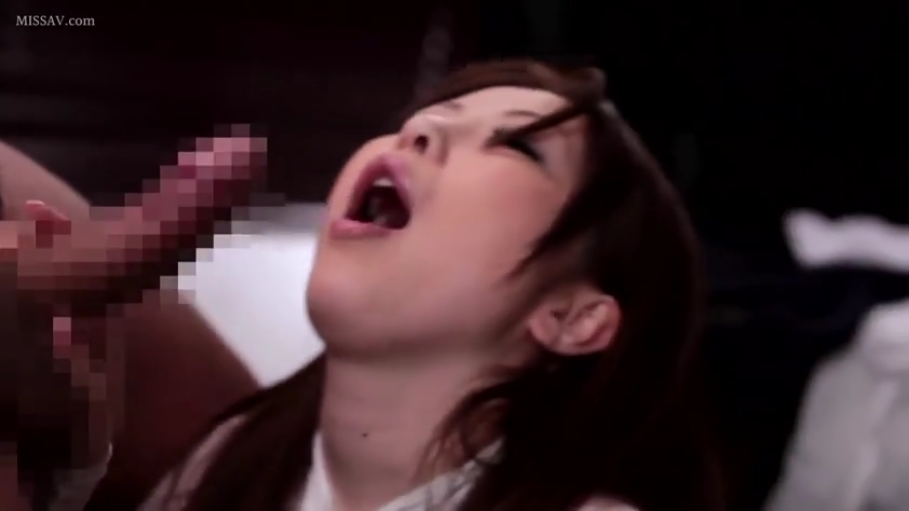 站立 · 晾衣架 · 室外阳台 · 人妻系列 · 白色上衣配格纹围裙 · 胸口领口 · 晾晒衣服 · 专注平静