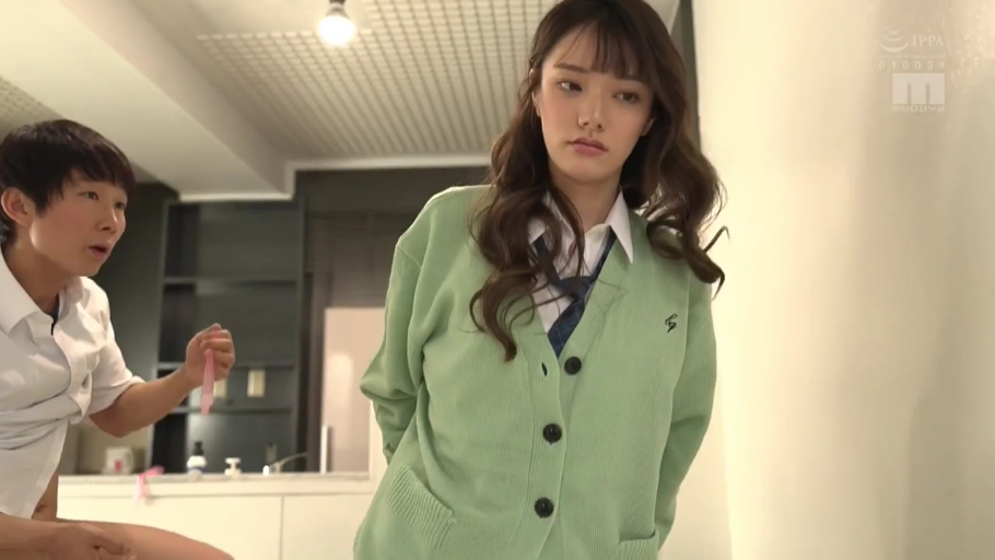 室內 · 憂鬱 · 站立 · 中景 · JK制服 · AV · 避孕套 · 持避孕套