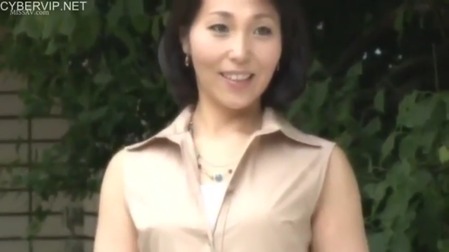 Stand · Medium shot · Outdoor · 无袖衬衫