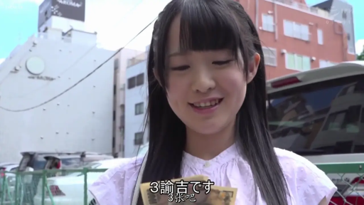 站姿 · 微笑 · 白色衬衫 · 半身特写 · 长发 · 拿钱 · 纸币 · 户外停车场