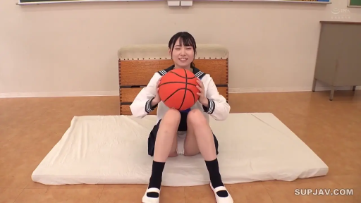 坐姿 · 全身 · 微笑 · 水手服 · 篮球 · 体育馆 · 跳箱 · 抱球