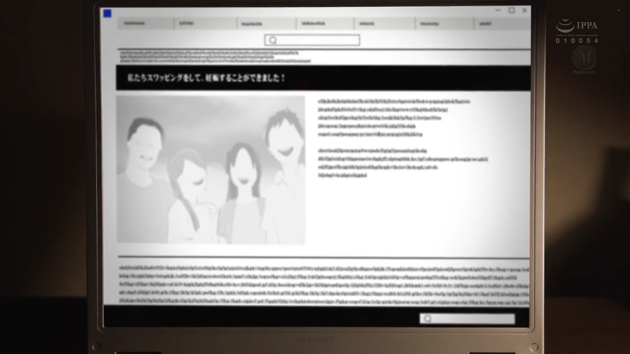 室内 · 微笑 · 笔记本电脑 · 休闲服 · 正面站立 · 屏幕特写 · 网页展示 · 换妻题材