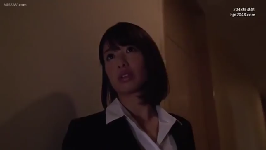 室内 · 站立 · 面部特写 · 职业装 · 凝视 · 惊讶 · 暗光