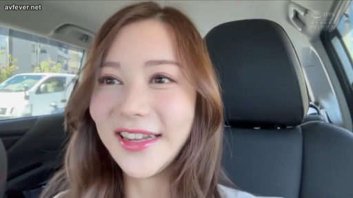 坐姿 · 脸部特写 · 微笑 · 白色上衣 · 车内 · 注视镜头 · 长发 · 汽车