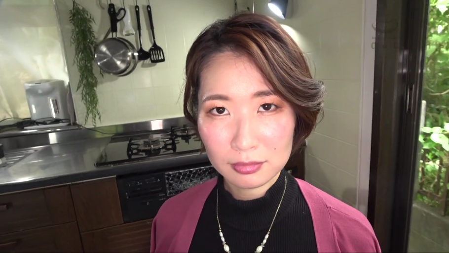 平静 · 面部特写 · 注视 · 厨房 · 短发 · 正面站立 · 粉紫色开衫 · 厨具