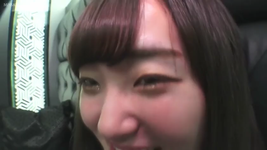 室內 · 注视镜头 · 开怀大笑 · 面部大特写 · 正对镜头 · 黑色衣服