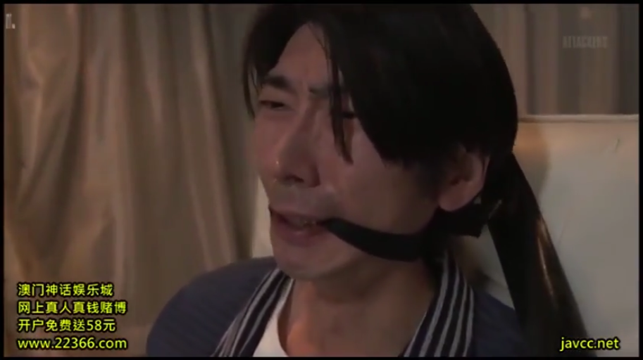 室内 · 坐姿 · 痛苦 · 头部特写 · 条纹上衣 · 口枷 · 成年男性 · 被堵嘴