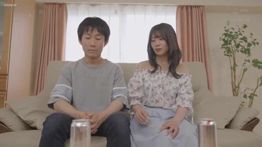 坐姿 · 中景 · 客厅 · 碎花露肩装