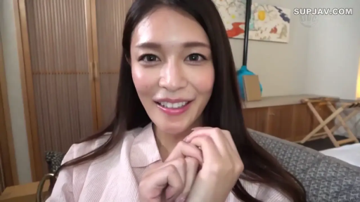 卧室 · 微笑 · 面部特写 · 长发 · 正面 · 粉色条纹睡衣 · 双手交握