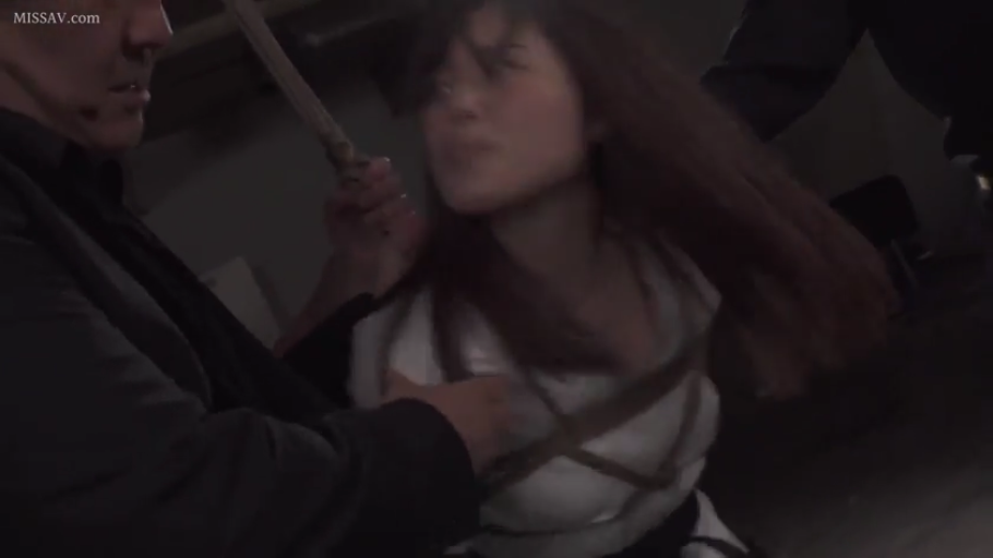 室内 · 白色上衣 · 中近景