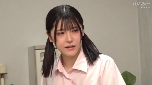 室内 · 面部 · 站立 · 交流 · 双马尾 · 粉色衬衫 · 忧虑