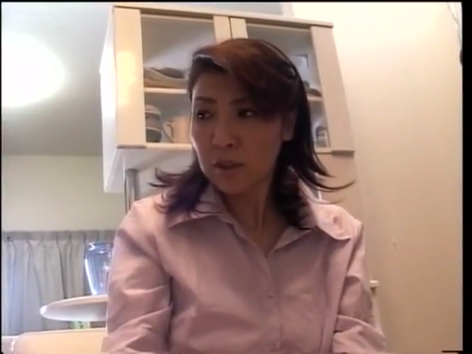 坐姿 · 微笑 · 上半身特写 · 整理发丝 · 化妆间 · 化妆包 · 灰色无袖针织裙 · 工作间