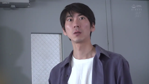 坐姿 · 沉思 · 忧郁 · 卧室 · 中景 · 白色T恤与黑色短裤 · 床铺与枕头 · 男性单人