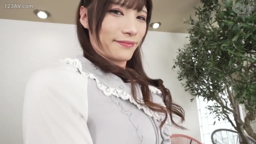 室内 · 面部特写 · POV视角 · 俯视 · 温柔微笑 · 凝视镜头 · 背景盆栽 · 灰白拼色洋装