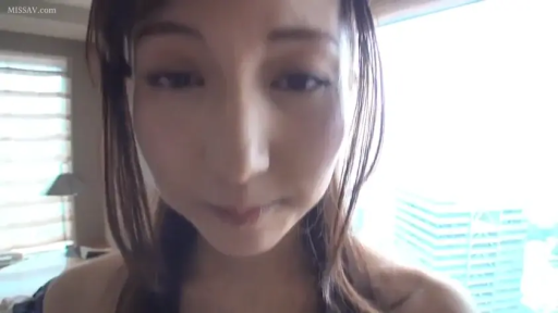 俯身 · 脸部特写 · 自然 · 注视 · 酒店 · 亚洲人 · 黑色上衣