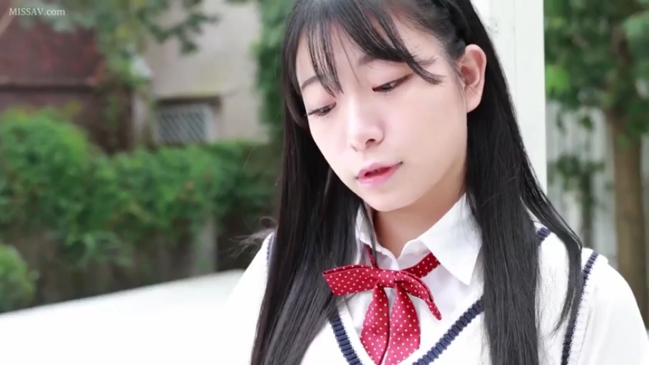 忧郁 · 校服 · 脸部 · 站立 · 凝视 · 户外 · 长发 · 领结