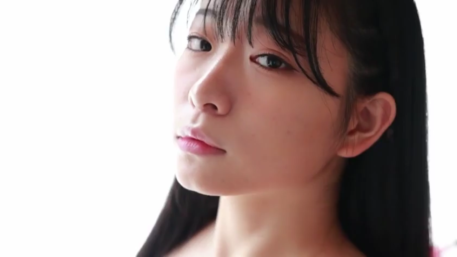 脸部特写 · 注视镜头 · 高清画质 · 清纯无辜 · 裸肩装 · 白色背景前 · 歪头侧颜